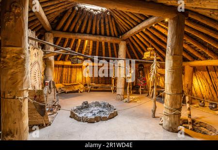 L'intérieur d'un gîte de terre Hidatsa reconstruit au lieu historique national des villages indiens de la rivière Knife, dans le Dakota du Nord. Banque D'Images