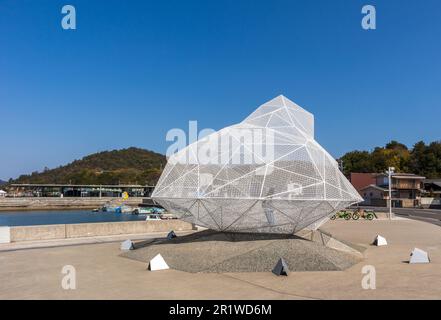 Naoshima, Japon - 29 mars 2023 : sculpture extérieure publique sur l'île d'art de Naoshima à Kagawa, Japon Banque D'Images
