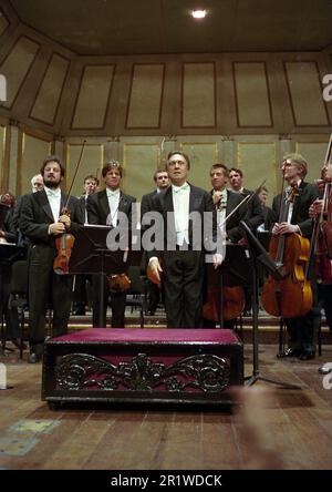 Claudio Abbado, chef d'orchestre italien, après un concert avec l'Orchestre Philharmonique de Berlin au Teatro Colón, Buenos Aires, Argentine, 18 mai 2000 Banque D'Images