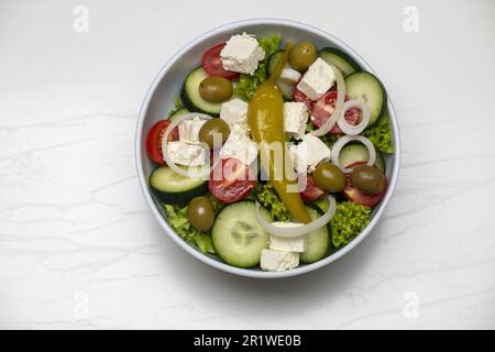 salade grecque sur marbre blanc Banque D'Images