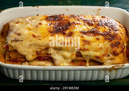 lasagne italienne dans une casserole blanche Banque D'Images