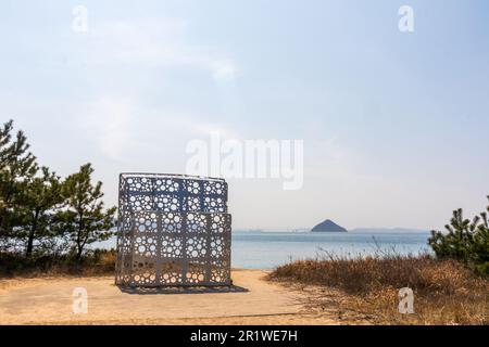 Naoshima, Japon - 29 mars 2023 : sculpture extérieure publique sur l'île d'art de Naoshima à Kagawa, Japon Banque D'Images