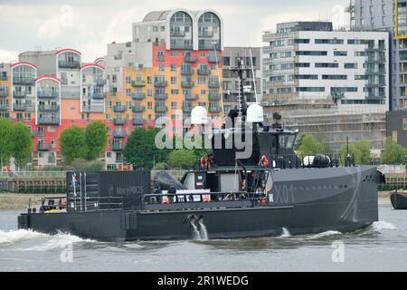 Le navire de recherche expérimental NAXYX de la Royal Navy, XV PATRICK BLACKETT X01, a vu monter la Tamise lors d'une visite à Londres Banque D'Images