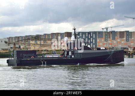 Le navire de recherche expérimental NAXYX de la Royal Navy, XV PATRICK BLACKETT X01, a vu monter la Tamise lors d'une visite à Londres Banque D'Images