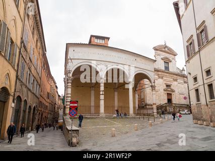 Sienne, Italie - 7 avril 2022 : la Loggia della Mercanzia, également appelée dei Mercanti ou di San Paolo, est située à l'arrière de la Piazza del Campo à Sienne, Banque D'Images