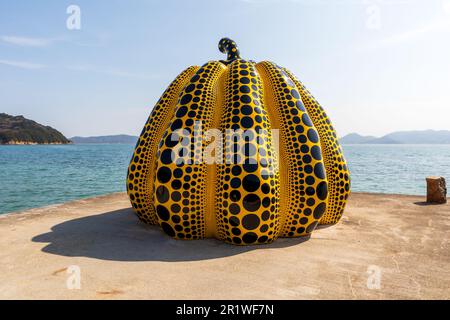 Naoshima, Japon - 29 mars 2023 : sculpture extérieure publique sur l'île d'art de Naoshima à Kagawa, Japon Banque D'Images