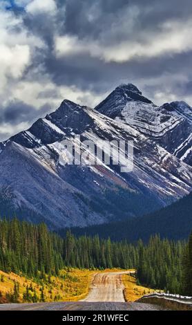 Promenade panoramique à travers les montagnes Rocheuses canadiennes du pays de Kananaskis, en Alberta Banque D'Images