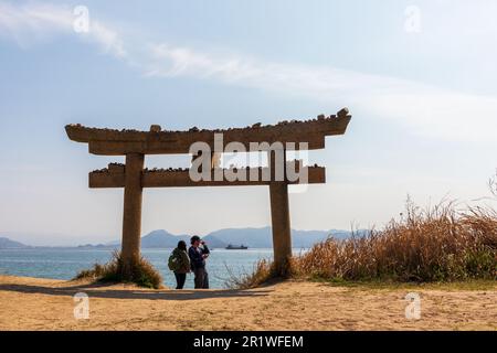 Naoshima, Japon - 29 mars 2023 : porte torii en face de la mer à Naoshima, Japon Banque D'Images