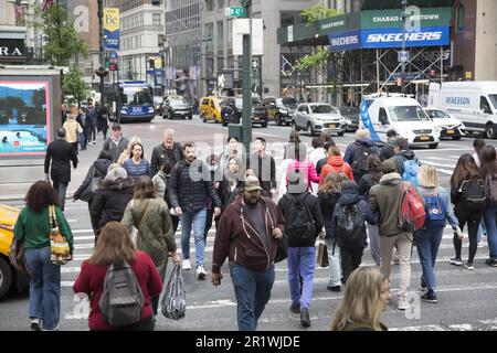 Personnes dans le passage à côté à 5th Avenue et 42nd Street dans Midtown Manhattan, New York City. Banque D'Images