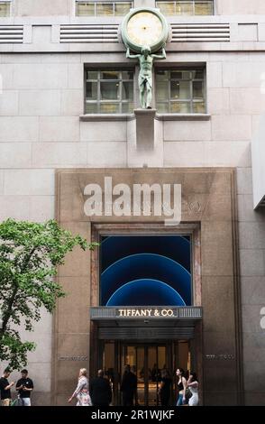 Le magasin phare de Tiffany est situé sur la Cinquième Avenue au cœur de Manhattan, 2023, États-Unis Banque D'Images