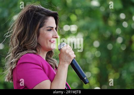 Diyarbakir, Turquie. 13th mai 2023. Basak Demirtas s'exprime au rassemblement Diyarbakir du Parti de la gauche verte. Basak Demirtas, l'épouse de Selahattin Demirtas, ancien co-leader du Parti démocratique populaire (HDP), détenu en prison en Turquie depuis 7 ans, a également prononcé un discours en assistant à un rassemblement organisé par le Parti de la gauche verte (YSP) à Diyarbakir. Crédit : SOPA Images Limited/Alamy Live News Banque D'Images