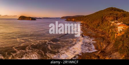 Vue sur l'océan au lever du soleil depuis la réserve Paul Landers surplombant Lion Island depuis Pearl Beach sur la côte centrale, Nouvelle-Galles du Sud, Australie. Banque D'Images