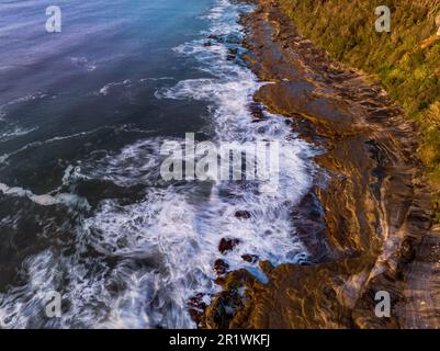 Paysage marin au lever du soleil depuis la réserve de Paul Landers à Pearl Beach sur la côte centrale, Nouvelle-Galles du Sud, Australie. Banque D'Images