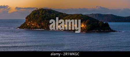 Vue sur l'océan au lever du soleil depuis la réserve Paul Landers surplombant Lion Island depuis Pearl Beach sur la côte centrale, Nouvelle-Galles du Sud, Australie. Banque D'Images