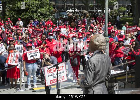 Mercredi, 10 mai 2023 NYSNA (NY State Nurses Assoc. Membres) qui travaillent pour les hôpitaux publics de New York et les agences Mayoral ont organisé un rassemblement à Foley Square pour sonner l'alarme de la crise de sous-effectif et de roulement élevé qui menace les soins aux patients vulnérables qui dépendent du système de santé public de notre ville. Les infirmières réclament l'équité salariale en matière de santé et de justice raciale. Le pasteur Al Sharpton s'exprime en faveur des demandes des infirmières. Banque D'Images