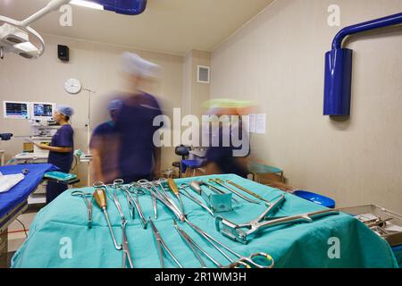 Sauver des vies est une priorité absolue. une équipe de chirurgiens préparant une salle d'opération pour une chirurgie. Banque D'Images