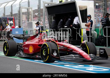 Melbourne, Australie, 8 avril 2022. Carlos Sainz (55) d'Espagne et Scuderia Ferrari quittent les stands lors du Grand Prix de Formule 1 australien à Albert Park sur 08 avril 2022 à Melbourne, en Australie. Crédit : Steven Markham/Speed Media/Alay Live News Banque D'Images