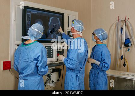 Confirmation de l'action pour la procédure chirurgicale. une équipe de chirurgiens discutant des examens médicaux d'un patient pendant la chirurgie. Banque D'Images