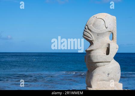 Polynésie française, Marquises méridionales, Fatu Hiva, village d'Omoa. Sculpture traditionnelle en pierre. Banque D'Images