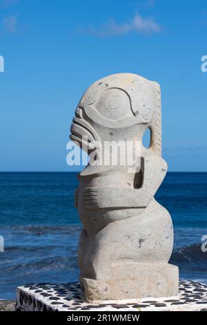 Polynésie française, Marquises méridionales, Fatu Hiva, village d'Omoa. Sculpture traditionnelle en pierre. Banque D'Images
