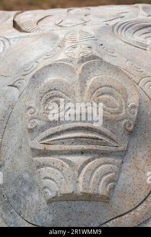 Polynésie française, Marquises méridionales, Fatu Hiva, village d'Omoa. Sculpture traditionnelle en pierre. Banque D'Images