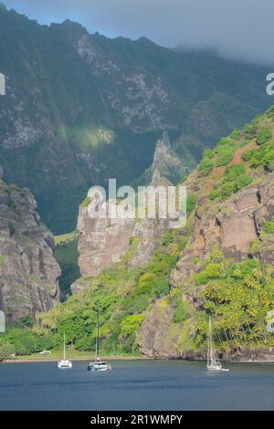 Polynésie française, Marquises méridionales, Hana Vave, Baie des Virgins. Vue spectaculaire sur la côte de la baie avec la formation de roches de Virgins. Banque D'Images