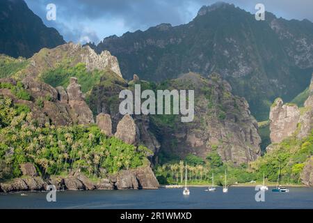 Polynésie française, Marquises méridionales, Hana Vave, Baie des Virgins. Vue spectaculaire sur la côte de la baie avec la formation de roches de Virgins. Banque D'Images