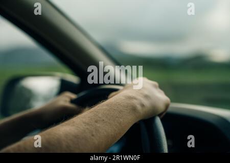 la fille garde correctement ses mains sur le volant dans la voiture. Photo de haute qualité Banque D'Images