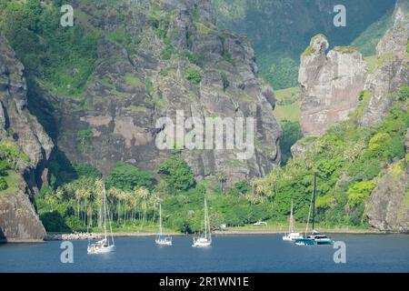 Polynésie française, Marquises méridionales, Hana Vave, Baie des Virgins. Vue spectaculaire sur la côte de la baie avec la formation de roches de Virgins. Banque D'Images