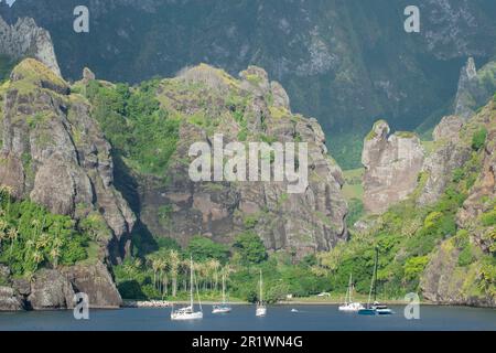 Polynésie française, Marquises méridionales, Hana Vave, Baie des Virgins. Vue spectaculaire sur la côte de la baie avec la formation de roches de Virgins. Banque D'Images