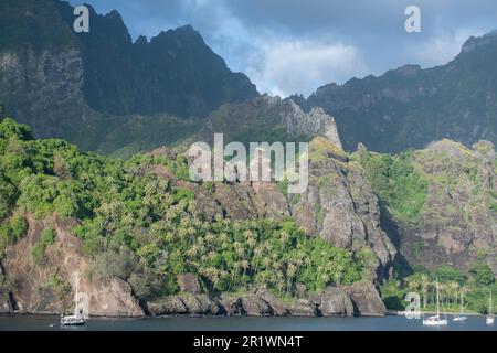 Polynésie française, Marquises méridionales, Hana Vave, Baie des Virgins. Vue spectaculaire sur la côte de la baie avec la formation de roches de Virgins. Banque D'Images