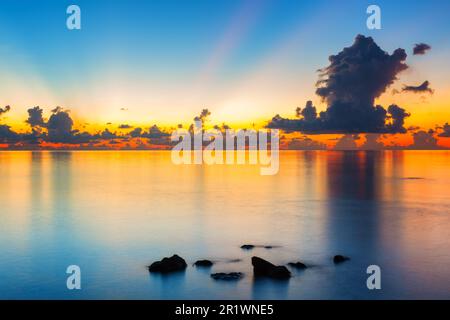 Lever de soleil calme sur l'océan Banque D'Images