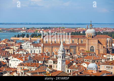 Vue aérienne de Venise avec le Campanile de la paroisse de Santa Maria Formosa avec derrière, la basilique dei Santi Giovanni e Paolo. Banque D'Images