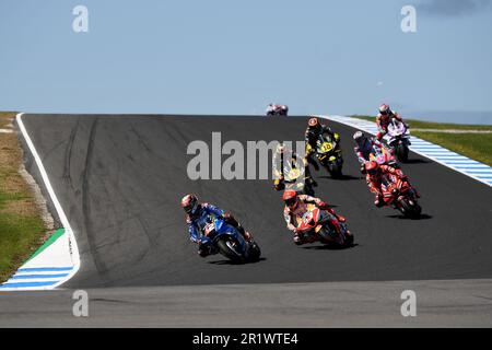 Phillip Island, Australie, 16 octobre 2022. Alex Rins d'Espagne sur l'écurie Suzuki Ecstar Suzuki dirige Marc Marquez d'Espagne sur l'écurie Repsol Honda lors du MotoGP australien 2022 sur le circuit de Phillip Island à 16 octobre 2022, sur l'île Phillip, en Australie. Crédit : Steven Markham/Speed Media/Alay Live News Banque D'Images