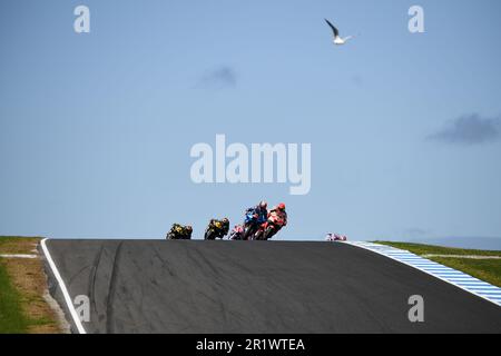 Phillip Island, Australie, 16 octobre 2022. Alex Rins d'Espagne sur l'écurie Suzuki Ecstar Suzuki dirige Marc Marquez d'Espagne sur l'écurie Repsol Honda lors du MotoGP australien 2022 sur le circuit de Phillip Island à 16 octobre 2022, sur l'île Phillip, en Australie. Crédit : Steven Markham/Speed Media/Alay Live News Banque D'Images