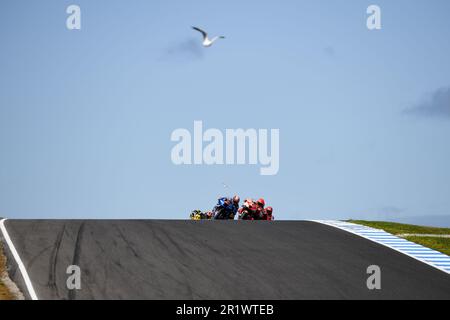 Phillip Island, Australie, 16 octobre 2022. Marc Marquez d'Espagne sur le Repsol Honda Team Honda dirige Alex Rins d'Espagne sur le Team Suzuki Ecstar Suzuki pendant le MotoGP australien 2022 au circuit de Phillip Island sur 16 octobre 2022 à Phillip Island, en Australie. Crédit : Steven Markham/Speed Media/Alay Live News Banque D'Images