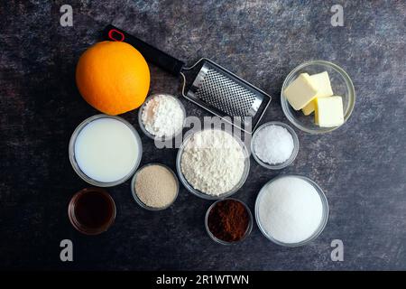 Pain de lait léopard Ingrédients sur fond sombre : farine de pain, levure, poudre de cacao et autres ingrédients pour faire du pain de lait japonais tacheté Banque D'Images