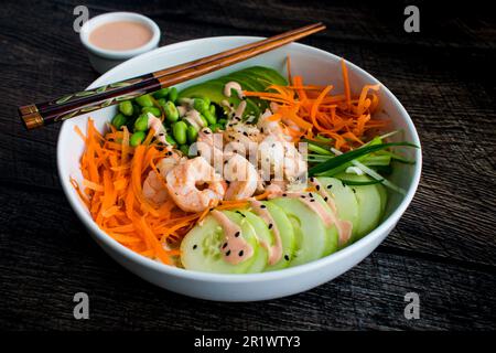 Bols à sushis aux crevettes avec riz au chou-fleur et mayonnaise épicée : bol de crevettes, avocat, carotte, servi comme bols à sushis de style japonais Banque D'Images