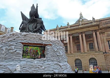 Le monument Nelson, sur la place des drapeaux d'échange, protégé comme des monuments en Ukraine, avec 2500 sacs de sable - Merseyside, Angleterre, Royaume-Uni, L2 3YL Banque D'Images