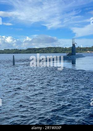 230321-N-DI326-1002 APRA HARBOUR (21 mars 2023) – le sous-marin de classe Los Angeles USS Springfield (SSN 761) effectue un bref arrêt pour le personnel, 21 mars. Springfield est l'un des nombreux sous-marins affectés au commandant de l'escadron sous-marin 15 (CSS 15), qui est situé à Polaris point, base navale de Guam. (É.-U. Photo marine par le technicien en systèmes d'information 1st classe Mark Pavely) Banque D'Images