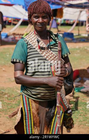 Omo Valley, Éthiopie – 11.17.2022 : femme de la tribu hamar en robe traditionnelle sur un marché hebdomadaire Banque D'Images