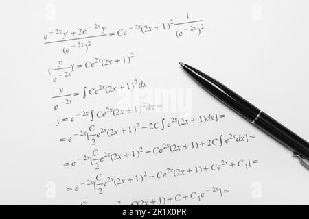 Feuille de papier avec formules mathématiques et stylo Banque D'Images