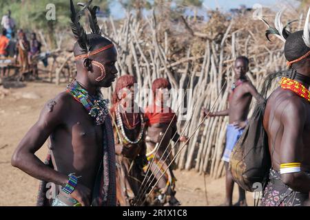 Omo Valley, Éthiopie – 11.19.2022 : le jeune Hamar en robe traditionnelle prépare le rituel du saut à la taureau Banque D'Images