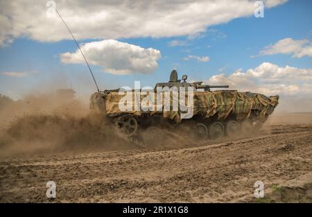 Des soldats polonais affectés à la brigade mécanisée de 19th manœuvrent un char PT-91 tout en participant à une répétition d'armes combinées en Anakonda23 à Nowa Deba, en Pologne, au 13 mai 2023. Anakonda23 est le premier exercice national de la Pologne qui s'efforce de former, d'intégrer et de maintenir une préparation tactique et d'accroître l'interopérabilité dans un environnement multinational commun, en complément du 4th Inf. La mission du Div. En Europe, qui est de participer à des exercices et des formations multinationaux à travers le continent tout en collaborant avec les alliés de l'OTAN et les partenaires régionaux de sécurité pour fournir des forc crédibles au combat Banque D'Images