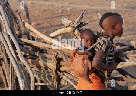 Omo Valley, Éthiopie – 11.19.2022 : jeune femme de la tribu Hamar pendant la cérémonie de saut à la taureau Banque D'Images