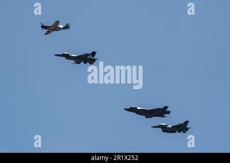 Un P-51 Mustang, un faucon de combat F-16C, affecté au 120th Fighter Squadron, de la Garde nationale aérienne du Colorado, un faucon de combat F-16D, affecté au 21st Fighter Squadron, de la Garde nationale aérienne de l'Arizona, Et un F-35A Lightning II, affecté à l'escadron 134th de chasseurs de la Garde nationale aérienne du Vermont, survole la base aérienne de Buckley, Colorado, 8 mai 2023. Le « REDEYES » a effectué un vol de formation de trois navires avec un P-51 Mustang, un F-35 Lightning II, un F-16C Faucon Fighting et un F-16D Faucon Fighting pour commémorer la célébration du centenaire de la FS 120th. (É.-U. Photo de la Force aérienne par Sta Banque D'Images