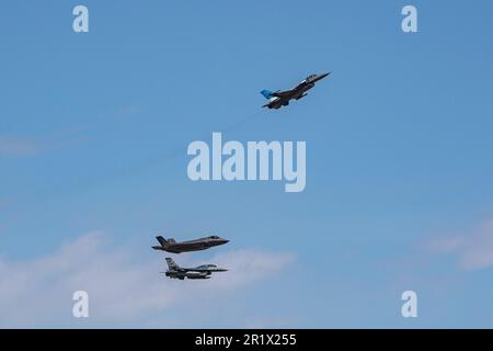 A ÉTATS-UNIS Faucon de combat F-16C de la Force aérienne, affecté au 120th Escadron de chasseurs, Garde nationale aérienne du Colorado, faucon de combat F-16D, affecté au 21st Escadron de chasseurs, Garde nationale aérienne de l'Arizona, Et un F-35A Lightning II, affecté à l'escadron 134th de chasseurs de la Garde nationale aérienne du Vermont, survole la base aérienne de Buckley, Colorado, 8 mai 2023. Le « REDEYES » a effectué un vol de formation de trois navires avec un P-51 Mustang, un F-35 Lightning II, un F-16C Faucon Fighting et un F-16D Faucon Fighting pour commémorer la célébration du centenaire de la FS 120th. (É.-U. Photo de la Force aérienne par le personnel Banque D'Images