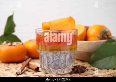 Délicieux dessert avec des graines de persimmon et de chia sur la table Banque D'Images