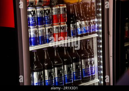 Détail des bouteilles de verre à tête de loggerhead de bière Tecate Roja, Tecate Light , bière Indio à l'intérieur réfrigérateur cabinet de verre du Club Obregon bar à Hermosillo Mexique. Canette à bière. © (© photo: LuisGutierrez / NortePhoto.com) Detalle de botellas de vidrio de caguama de la cerveza Tecate Roja, Tecate Light , cerveza indio dentro de vitrina de cristal de frigoridor del bar Club Obregon en Hermosillo Mexique. Lata de cerveza. © (© Foto: LuisGutierrez / NortePhoto.com) Banque D'Images