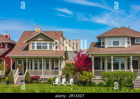 Un quartier parfait. Maisons en banlieue à Spring en Amérique du Nord. Immobilier extérieur Maisons à la façade le jour ensoleillé. Grandes maisons personnalisées avec joliment Banque D'Images